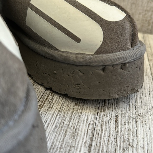 UGG COBBLE DISQUETTE
CHOPD SUEDE/ SHEEPSKIN PLATFORM SLIPPERS, - Picture 8 of 8